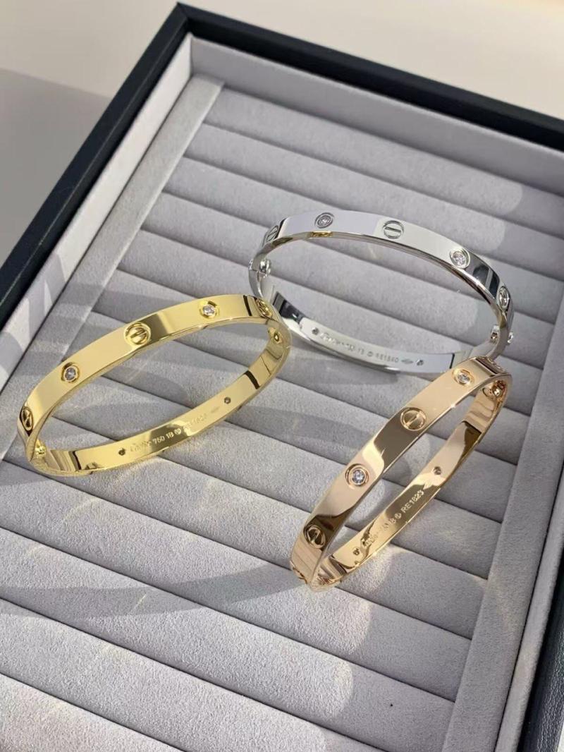 LOVE Armreif, klassisches Modell, mit vier Diamanten